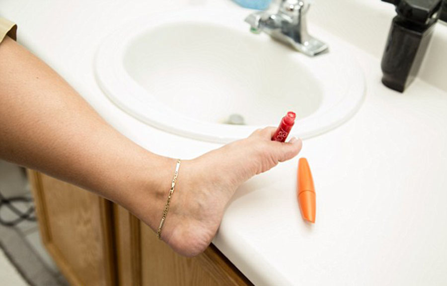 美國“勵(lì)志姐”天生無雙臂 用腳開飛機(jī)彈鋼琴