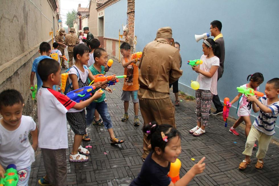 孩子們持水槍打鬼子。