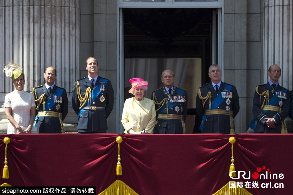 英國女王伊麗莎白二世攜眾王室成員觀看空軍飛行表演。