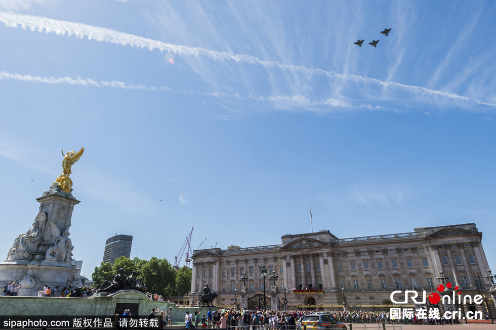 數(shù)架颶風噴火戰(zhàn)斗機和臺風戰(zhàn)斗機編隊飛躍白金漢宮上空，參加了紀念儀式。