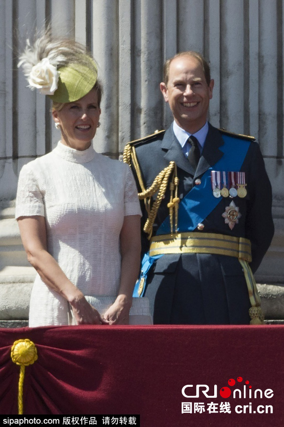 英國女王伊麗莎白二世攜眾王室成員觀看空軍飛行表演。