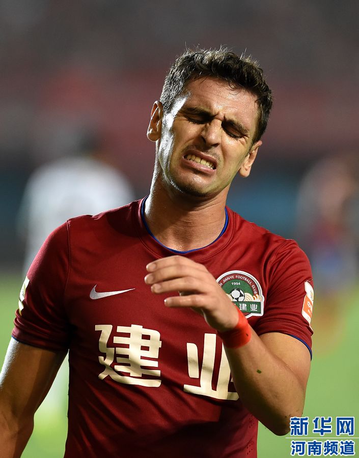 7月19日，河南建業(yè)隊(duì)球員伊沃錯(cuò)失破門機(jī)會(huì)。新華社記者李博攝
