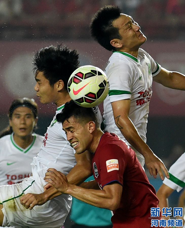 7月19日，河南建業(yè)隊(duì)球員哈維爾（右二）在比賽中與對(duì)手爭搶頭球。