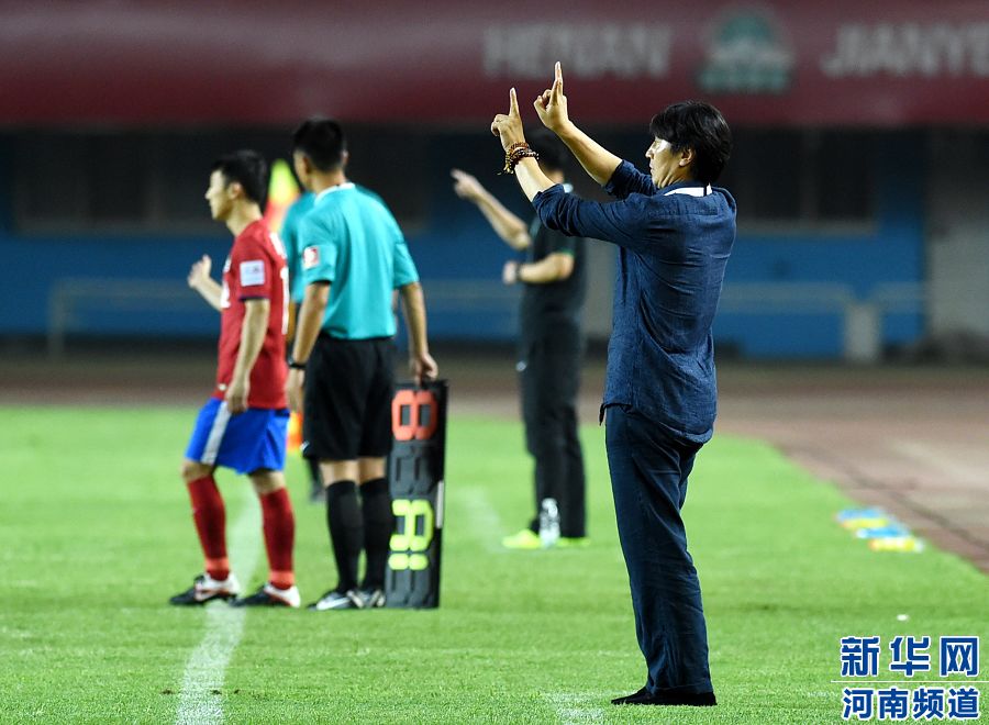 7月19日，河南建業(yè)隊(duì)主教練賈秀全（右一）在場邊指揮。