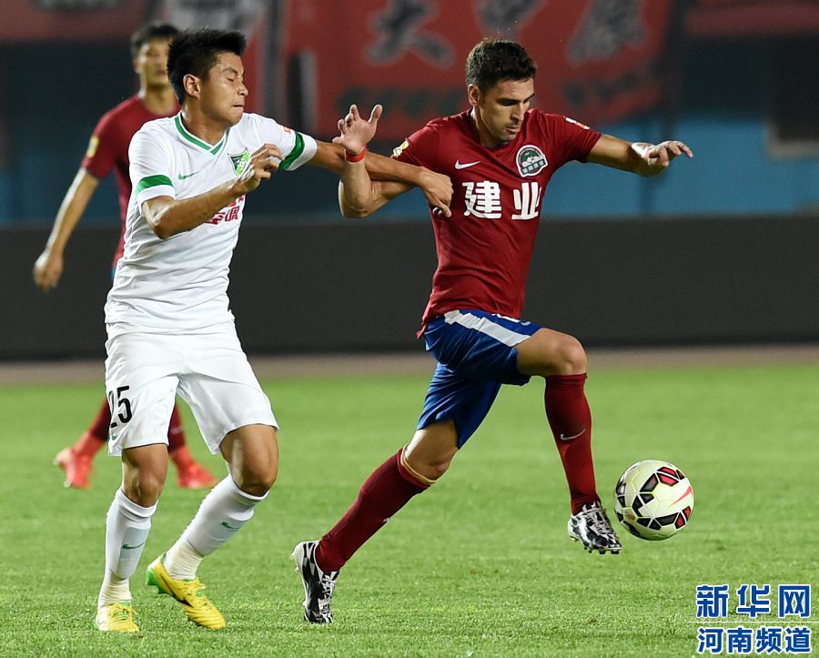 7月19日，河南建業(yè)隊(duì)球員伊沃（右）在比賽中帶球進(jìn)攻。