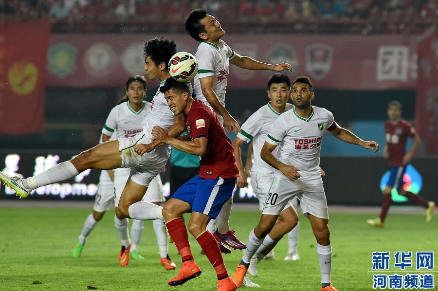 7月19日，河南建業(yè)隊(duì)球員哈維爾（前排左二）在比賽中與對(duì)手爭搶頭球。