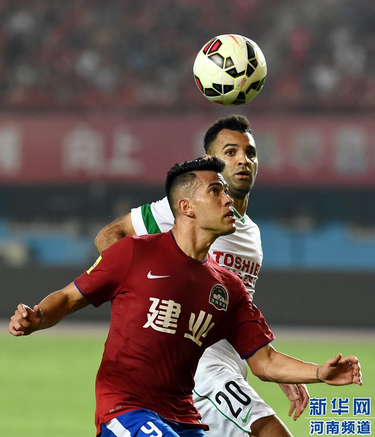 7月19日，河南建業(yè)隊(duì)球員哈維爾（前）在比賽中拼搶。