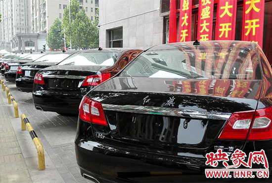 路邊一棟樓上懸掛著二三十條紅色條幅，全部是祝賀一家公司開業(yè)的。