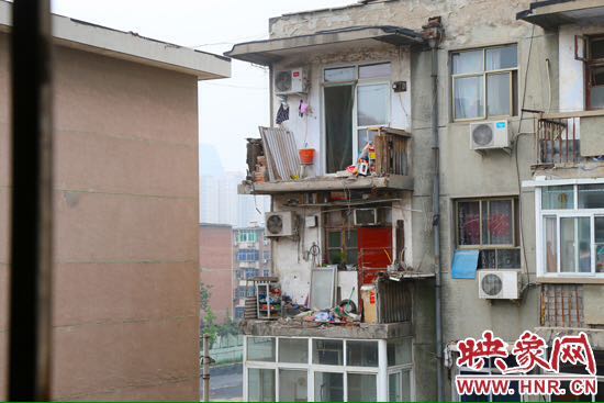 樓上多處陽臺(tái)出現(xiàn)裂縫，隨時(shí)有掉落危險(xiǎn)