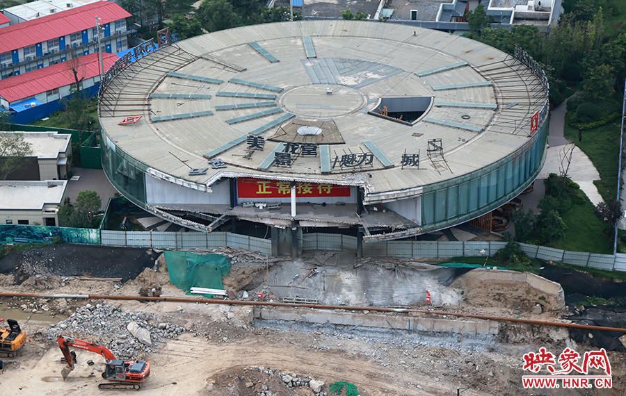 售樓部被拆掉一個角，仍在正常使用