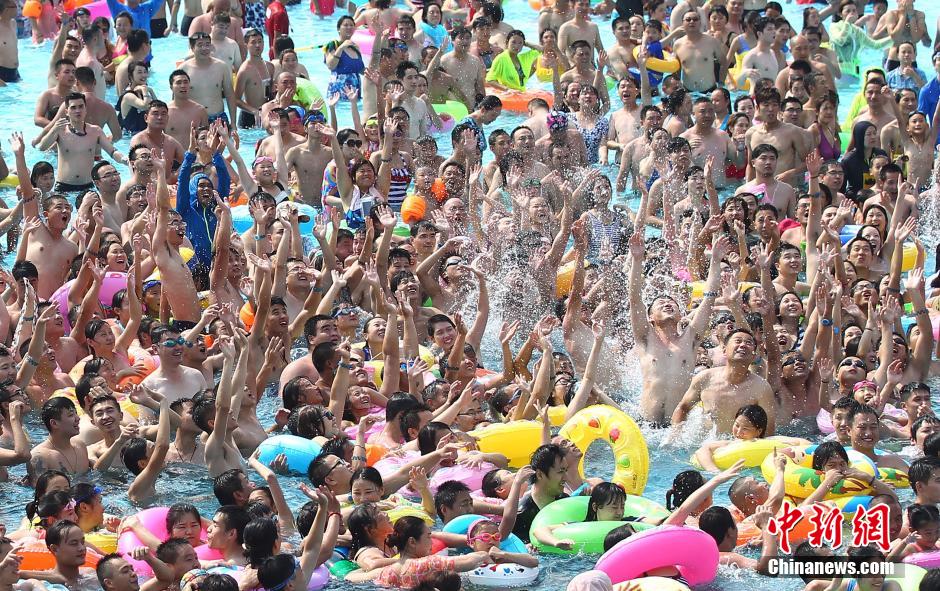 8月1日，民眾扎堆在南京湯山歡樂水魔方水上樂園戲水，享受“冰火兩重天”的涼爽和激情。連日來，中國(guó)大部分地區(qū)迎來高溫天氣。