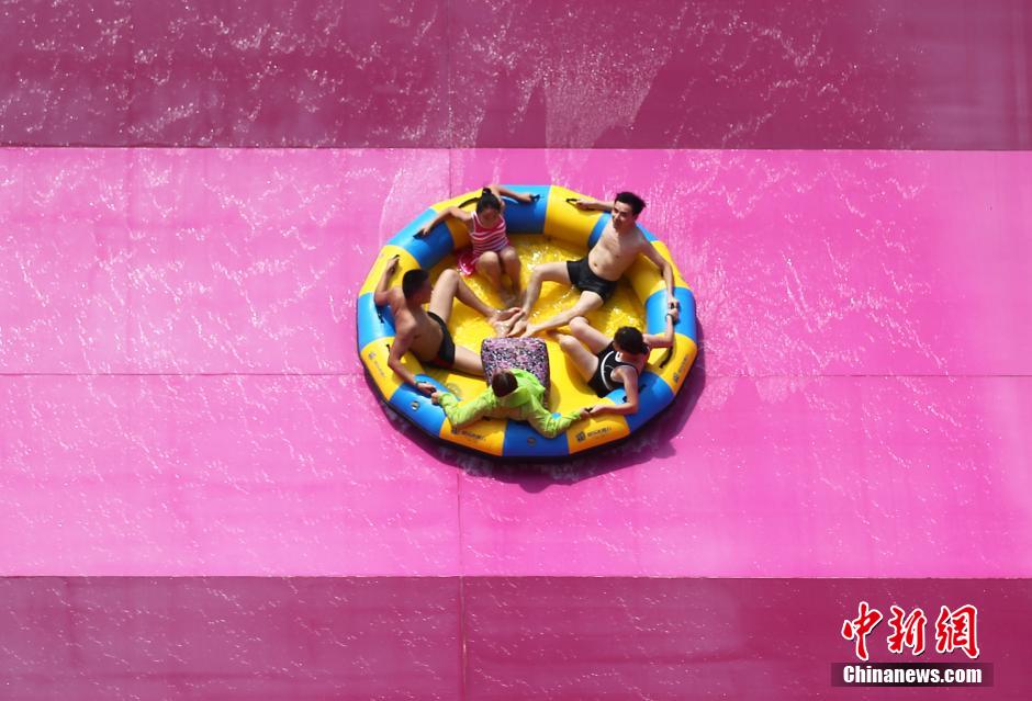 8月1日，民眾扎堆在南京湯山歡樂水魔方水上樂園戲水，享受“冰火兩重天”的涼爽和激情。連日來，中國(guó)大部分地區(qū)迎來高溫天氣。