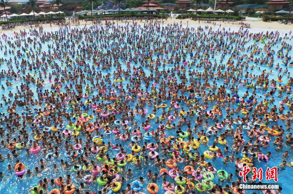 8月1日，民眾扎堆在南京湯山歡樂水魔方水上樂園戲水，享受“冰火兩重天”的涼爽和激情。連日來，中國(guó)大部分地區(qū)迎來高溫天氣。