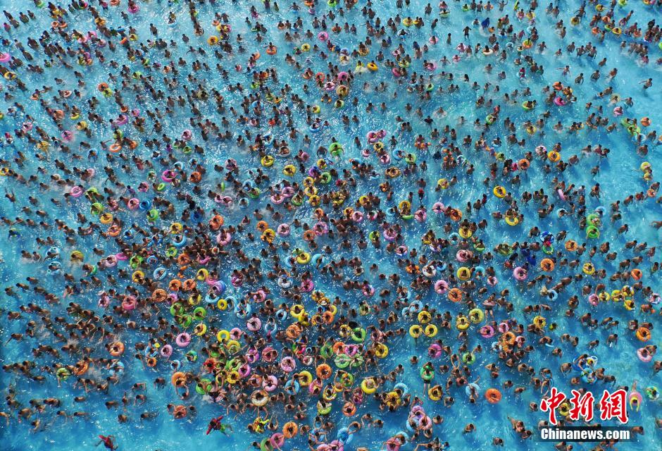 8月1日，民眾扎堆在南京湯山歡樂水魔方水上樂園戲水，享受“冰火兩重天”的涼爽和激情。連日來，中國(guó)大部分地區(qū)迎來高溫天氣。