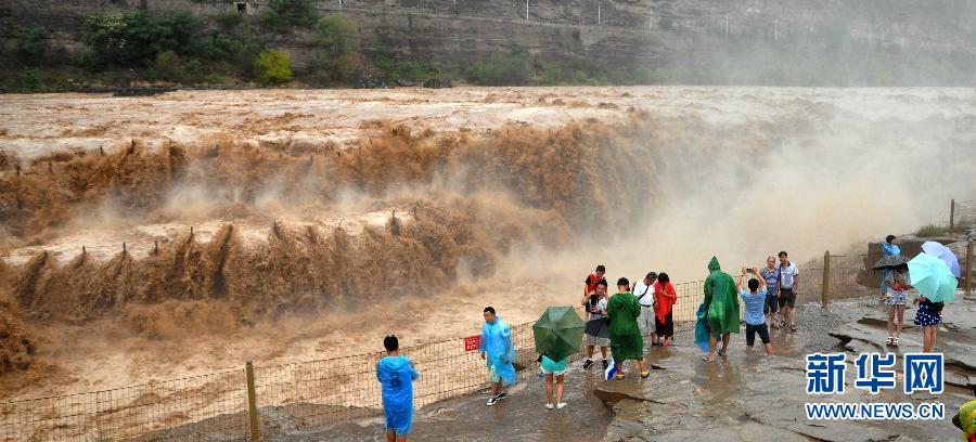 8月2日，游客在山西吉縣黃河壺口瀑布景區(qū)游覽觀瀑。