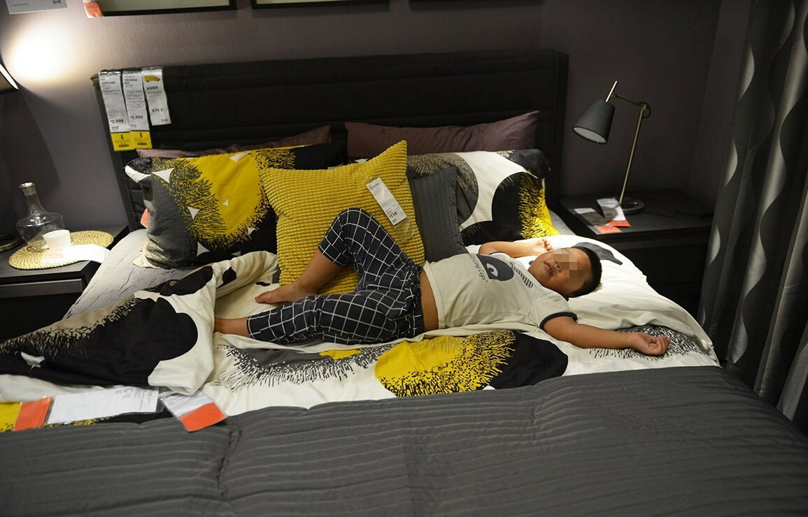 8月4日，杭州，“蹭涼族”在宜家杭州店的沙發(fā)或床鋪上休息。