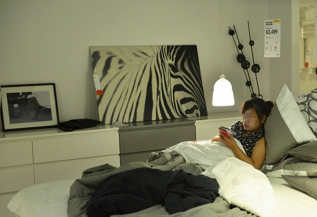 8月4日，杭州，“蹭涼族”在宜家杭州店的沙發(fā)或床鋪上休息。