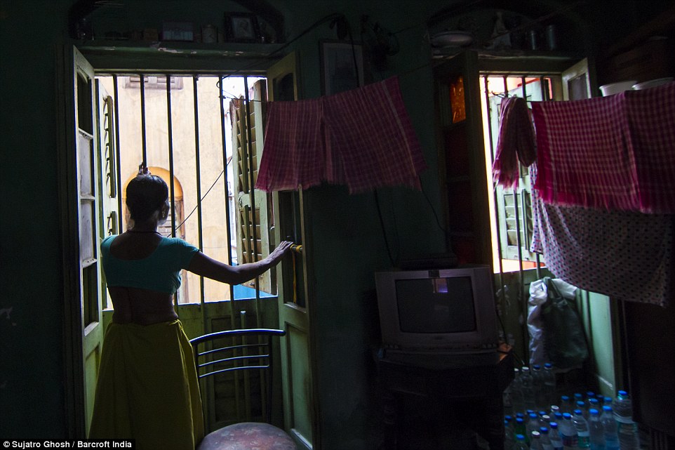 72歲的Maya Banarjee說：“我已經(jīng)太老了，但是我不會離開?！? complete=