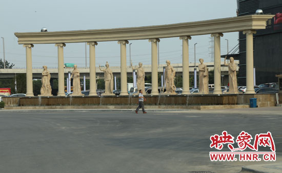 在這個“凱旋門”前是一處噴泉景觀。