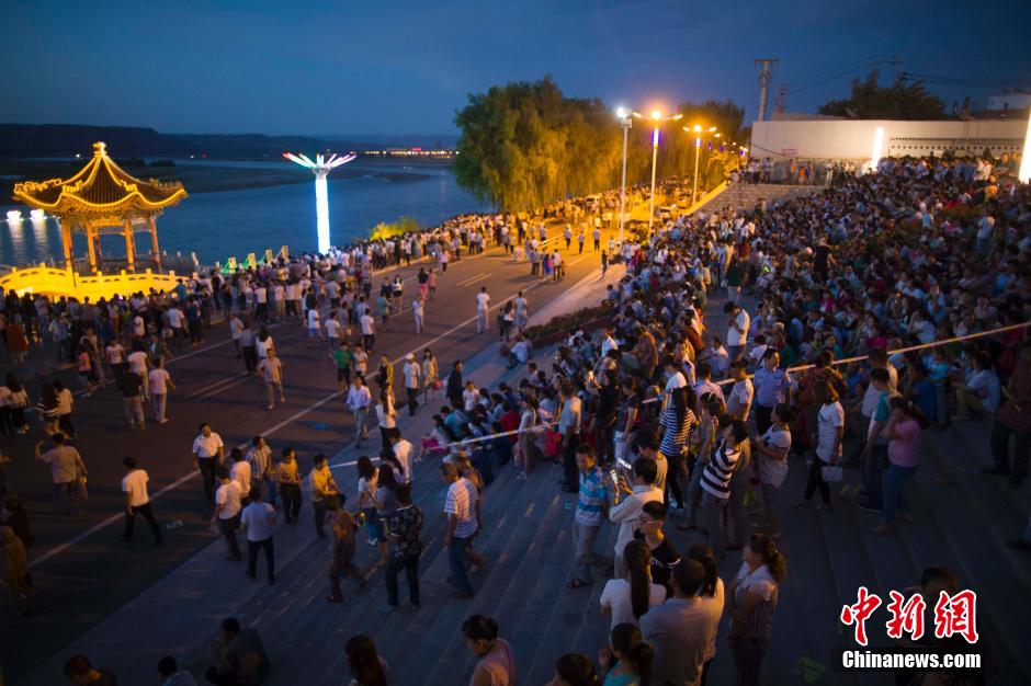 數(shù)萬民眾前來黃河邊觀看河燈。 張?jiān)?攝