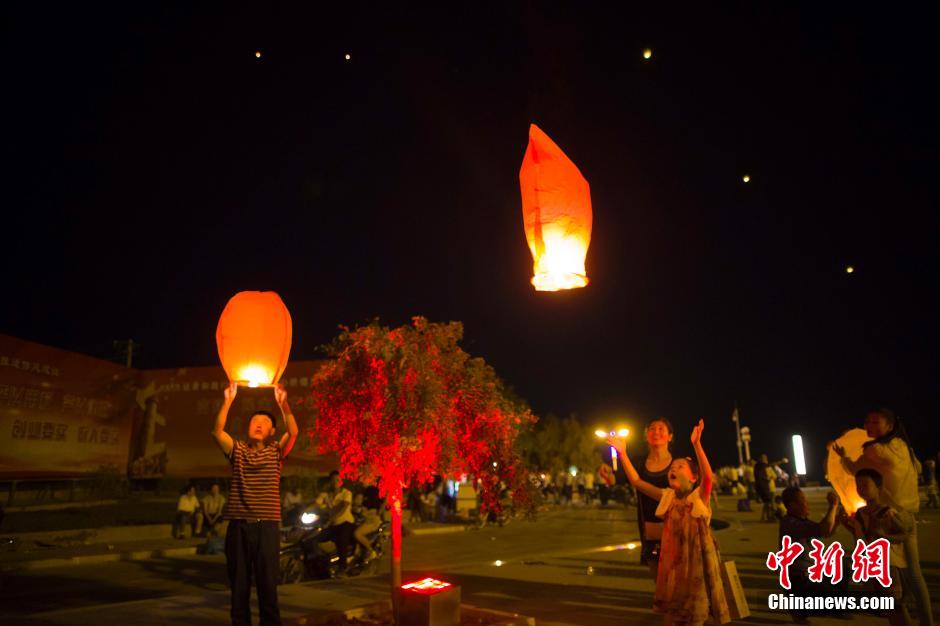 民眾燃起孔明燈助興。 張?jiān)?攝