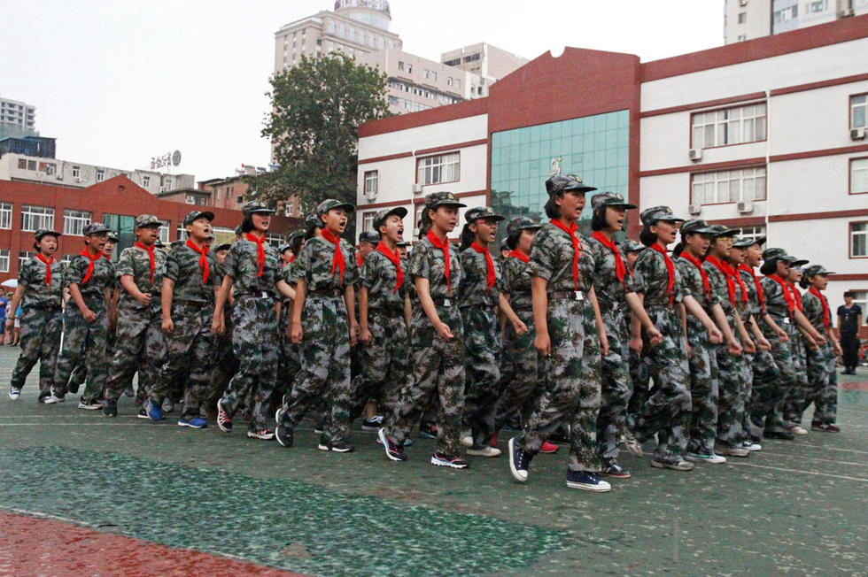 同學(xué)們在雨中堅持完成了會操表演。