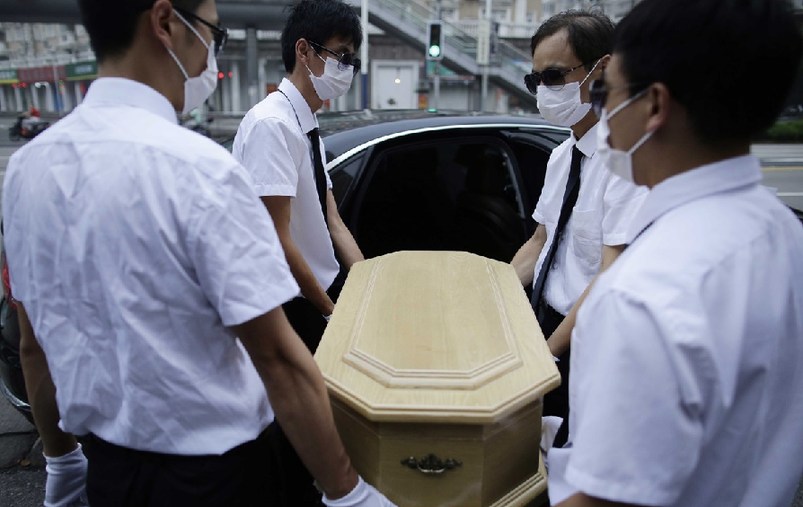 上海，花床、木棺、挽聯(lián)，在上海市閔行區(qū)一處私密的悼念室內，一場小型追悼儀式正在舉行。