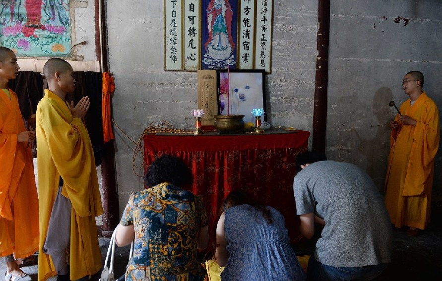 寺廟的僧人們在為寵物狗做超度。