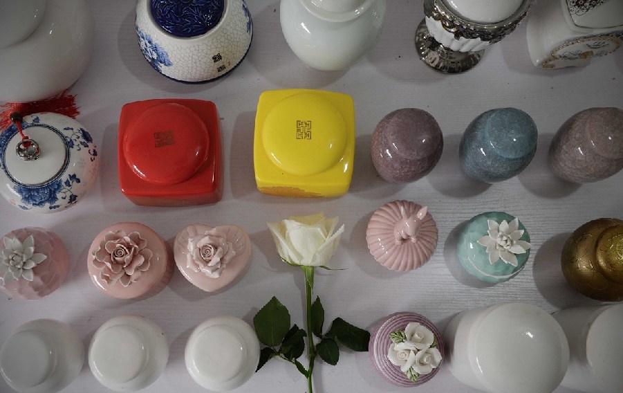 各種陶瓷罐是用來裝寵物骨灰的。