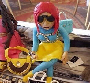 蛋糕上的人物身上鑲有鉆石 蛋糕上的人物身上鑲有鉆石