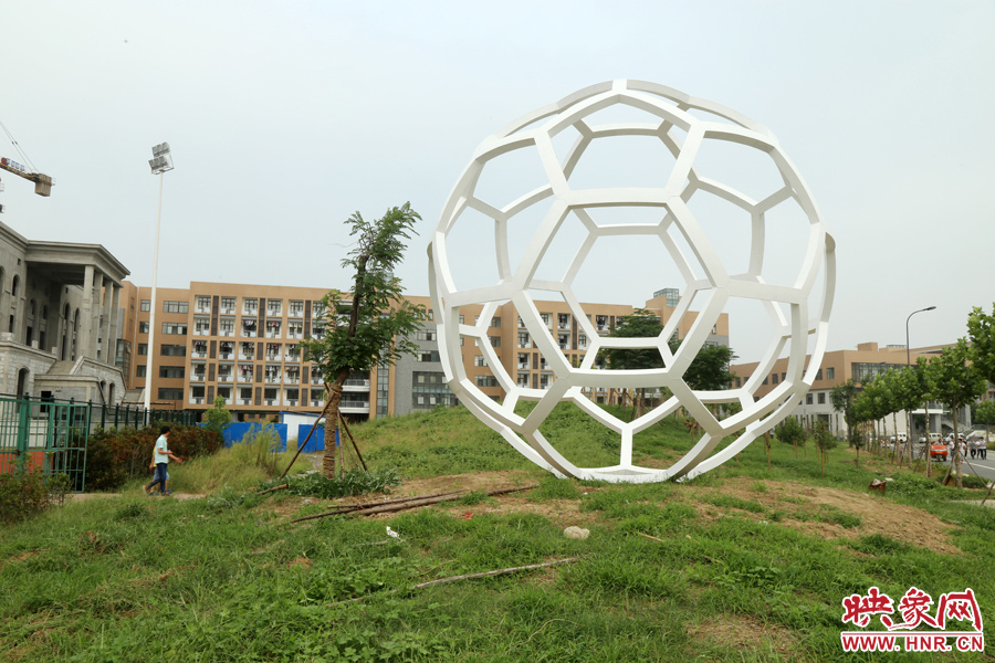 這是一座多邊形曲面藝術(shù)品，直徑約6米，剛剛建成，目前還沒有命名。