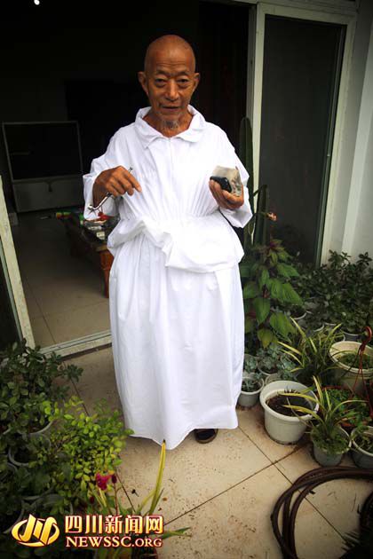 四川八旬老頭變"潮男" 上街穿長裙為自己代言