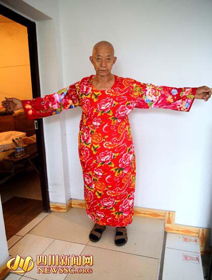 四川八旬老頭變"潮男" 上街穿長裙為自己代言 四川八旬老頭變"潮男" 上街穿長裙為自己代言