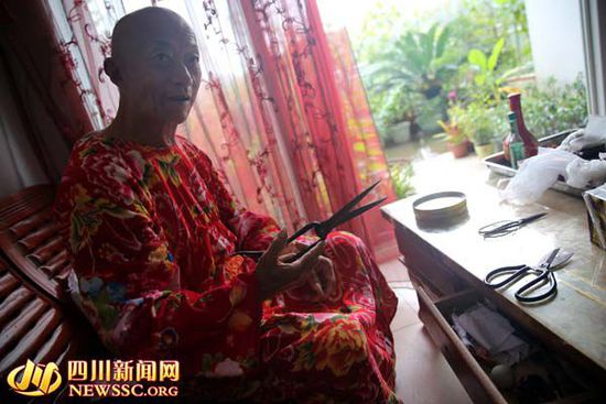 四川八旬老頭變"潮男" 上街穿長裙為自己代言 四川八旬老頭變"潮男" 上街穿長裙為自己代言