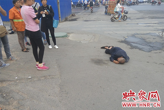 老人倒地后無人敢扶，過路市民拍照作證。