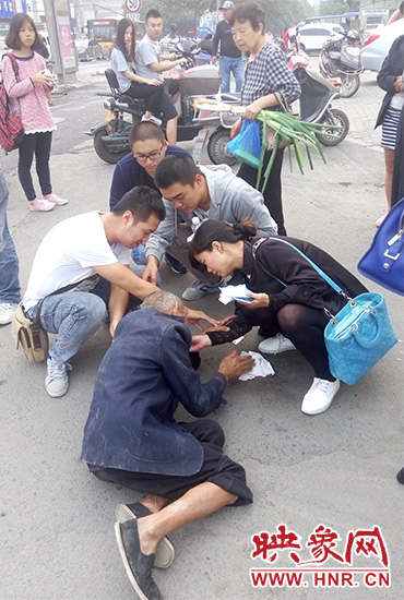 一些愛心市民在撥打了110和120后，上前給老人擦臉上的血跡。