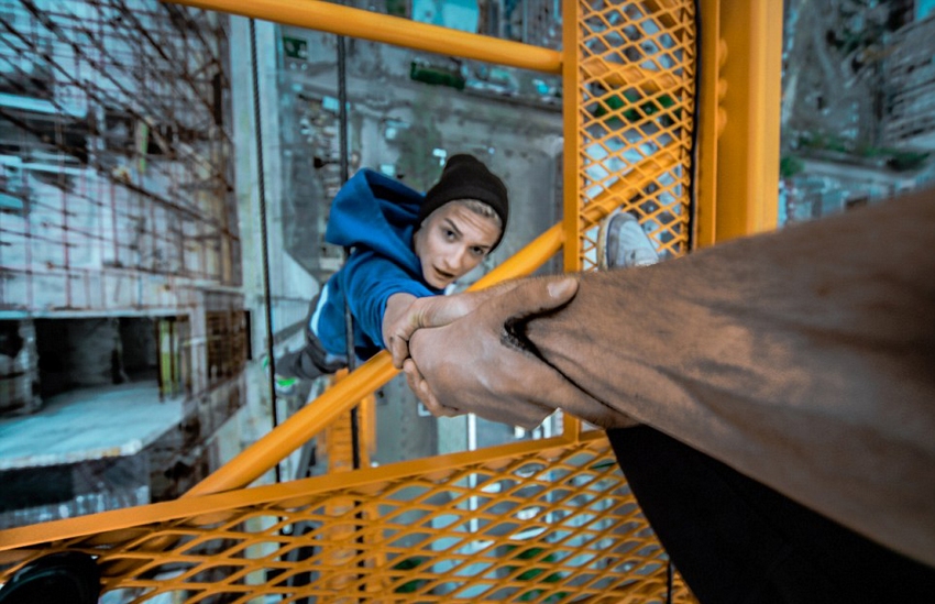 恐高癥慎入！俄羅斯小伙高空跑酷炫特技驚險萬分