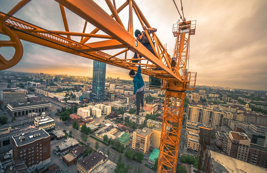 恐高癥慎入！俄羅斯小伙高空跑酷炫特技驚險萬分