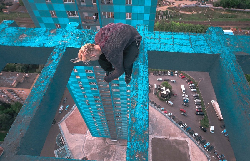 恐高癥慎入！俄羅斯小伙高空跑酷炫特技驚險萬分