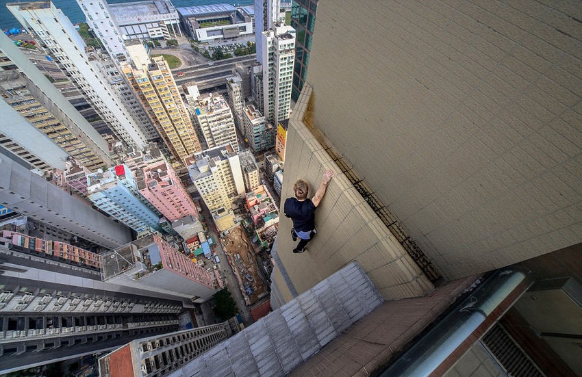 恐高癥慎入！俄羅斯小伙高空跑酷炫特技驚險萬分