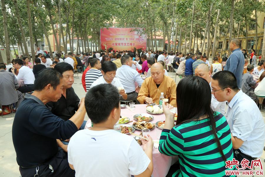 數(shù)百名少林武僧與家人團聚 跪謝父母現(xiàn)場痛哭