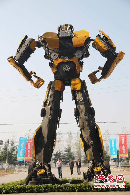 10月14日，一只高18米、寬8米的“變形金剛”矗立在河南省平頂山市寶豐縣一家企業(yè)門前。