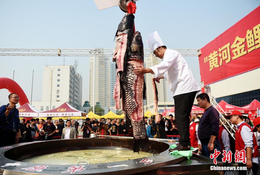 河南鄭州，一個直徑3.15米，深0.7米，可容納3噸高湯的“中原第一鍋”現(xiàn)場烹煮火鍋盛宴。