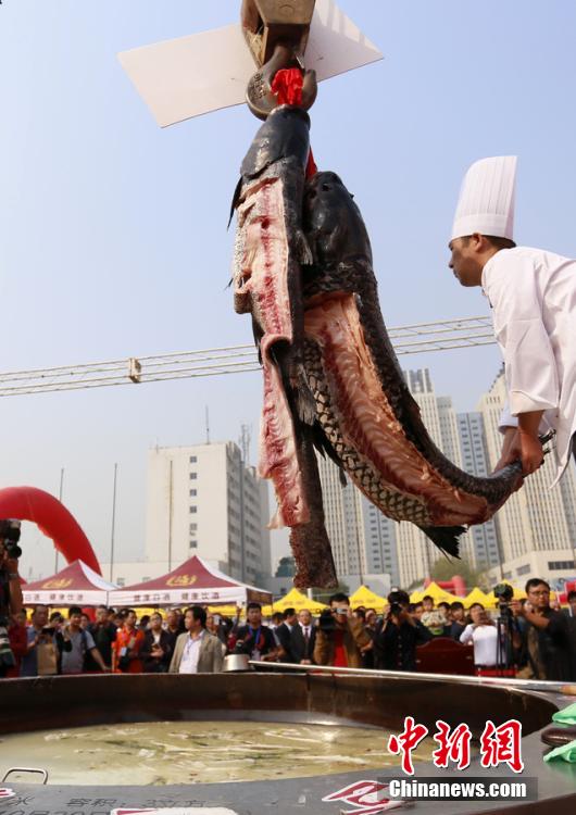 廚師對魚肉進(jìn)行處理。 圖片來源：CFP視覺中國