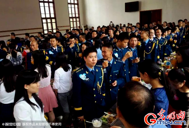 湖北武漢，“嫁人就嫁解放軍”，每年一屆的武漢軍旅姻緣會(huì)17日在駐漢空軍某指揮所文化活動(dòng)中心舉行