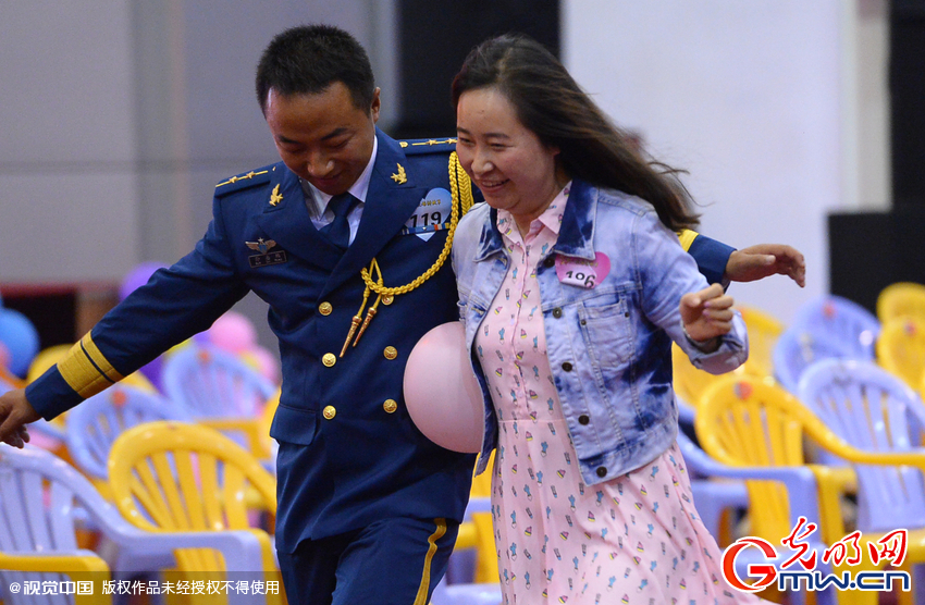 湖北武漢，“嫁人就嫁解放軍”，每年一屆的武漢軍旅姻緣會(huì)17日在駐漢空軍某指揮所文化活動(dòng)中心舉行