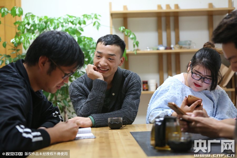 網(wǎng)絡(luò)紅人葉良辰現(xiàn)身浙江臺(tái)州，接受記者的專訪。