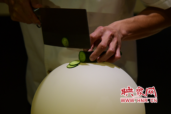 在面團氣球上切菜。