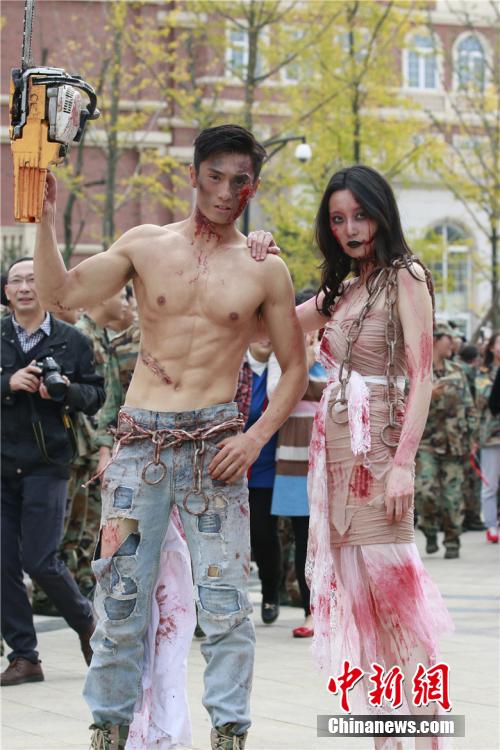 男神教師扮“鬼”學(xué)生稱其為“史上顏值最高男鬼”。何浠 攝