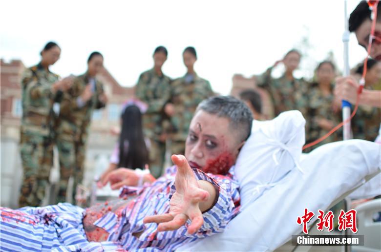 該校院長(zhǎng)也參與其中，與學(xué)生共同嗨翻校園。 何浠 攝